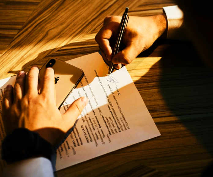 Reunión corporativa y firma de contrato